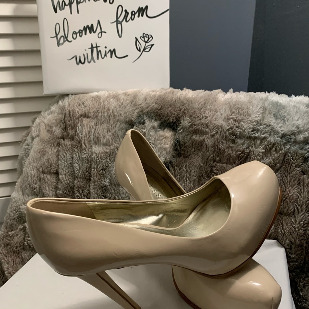 GUESS Women's Cream Pumps